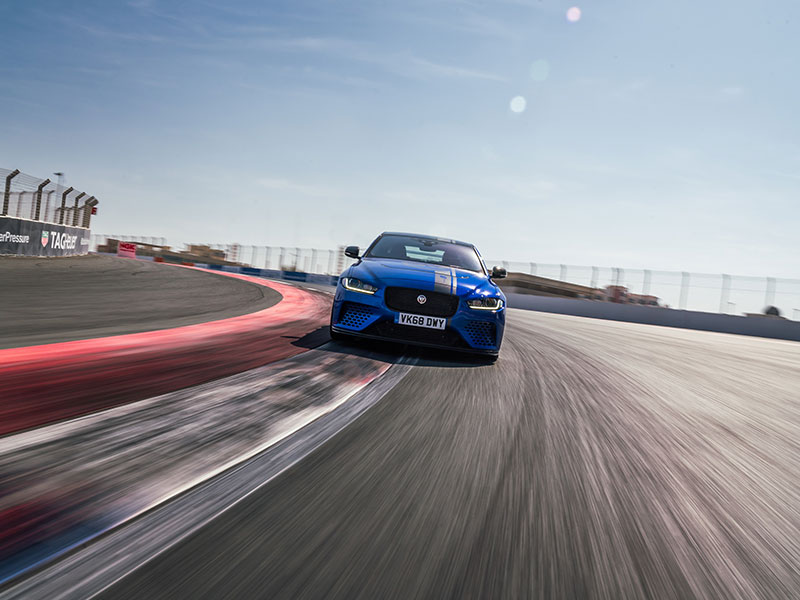 جاكوار XE SV Project 8 تسجل رقماً قياسياً جديداً على حلبة "دبي أوتودروم"